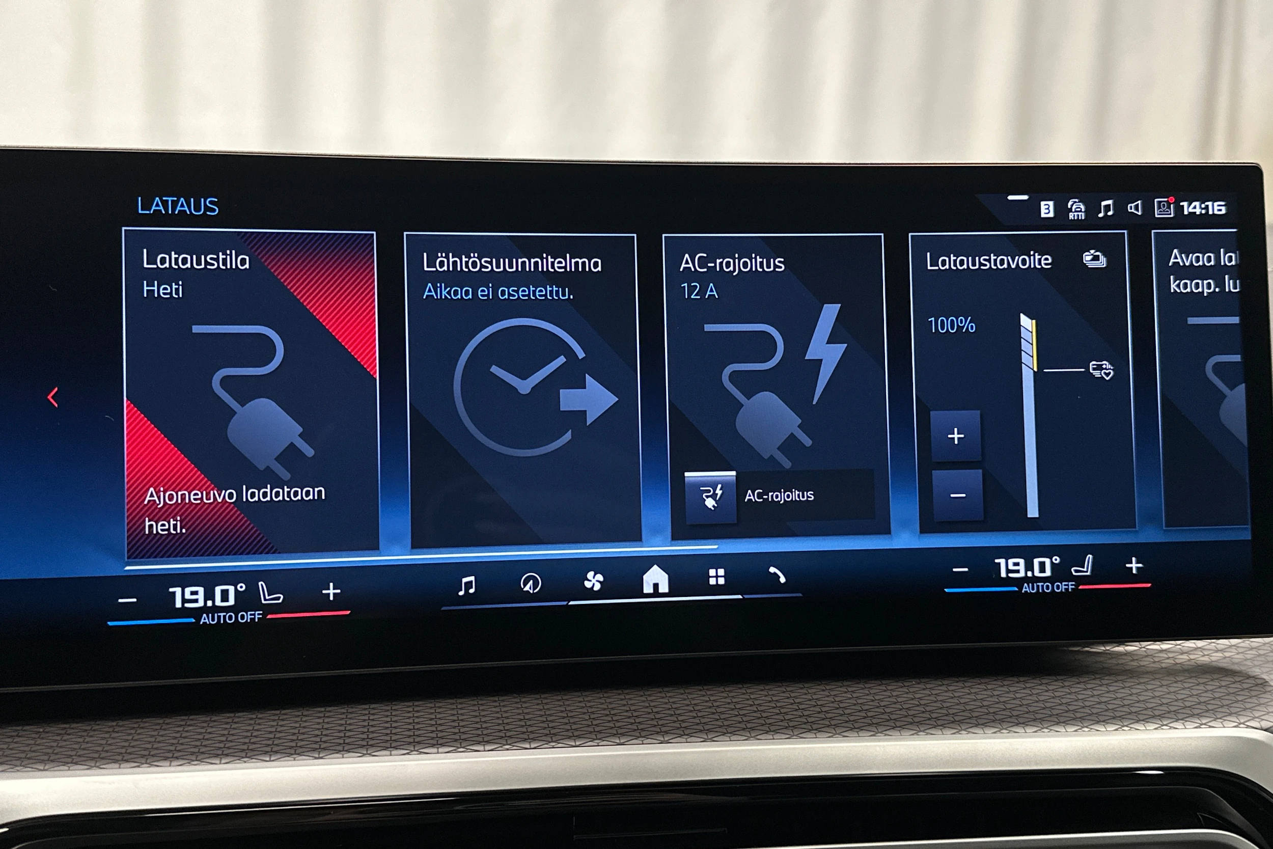 oranssi BMW i4 M50 2024 kuva 26.