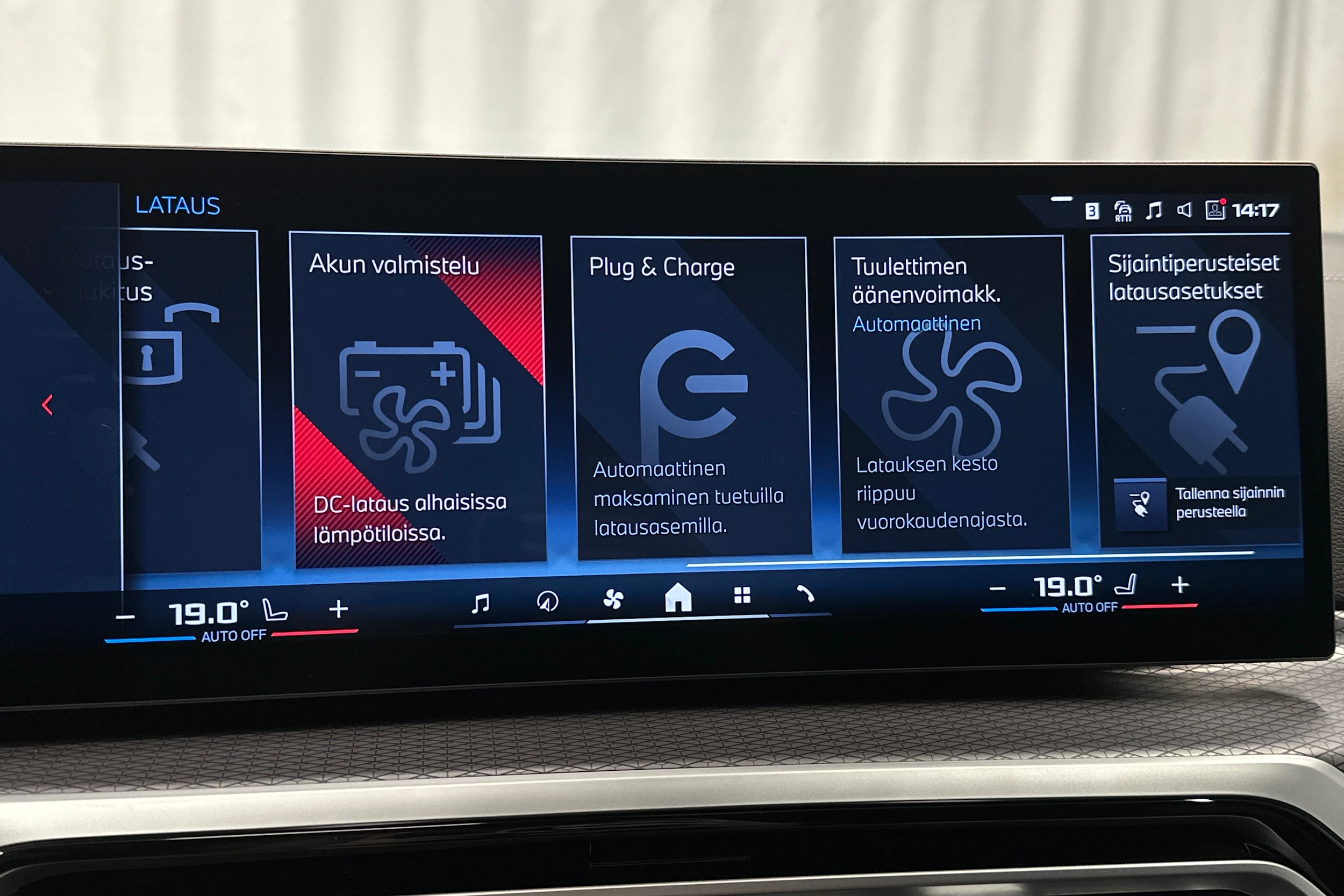 oranssi BMW i4 M50 2024 kuva 27.