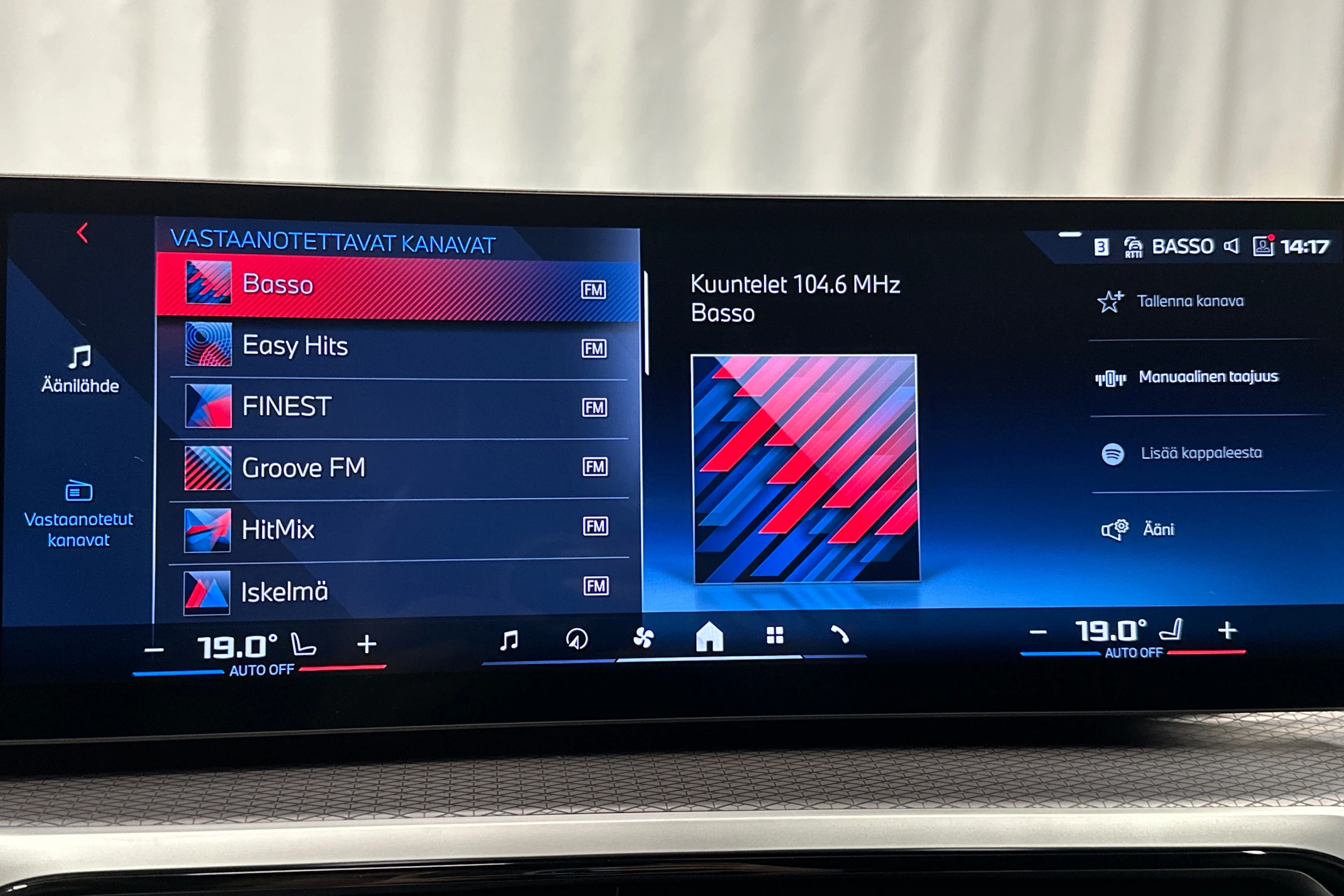oranssi BMW i4 M50 2024 kuva 30.