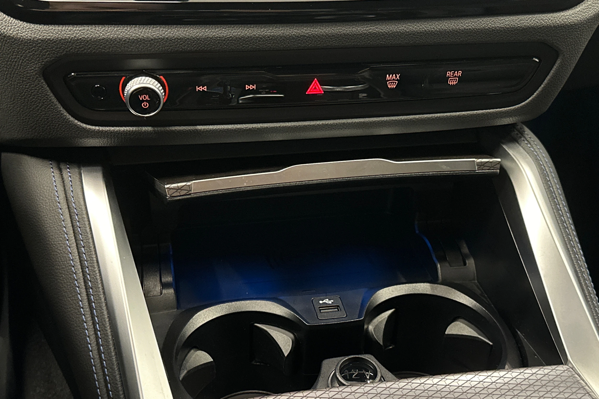 oranssi BMW i4 M50 2024 kuva 32.