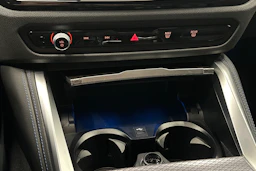 oranssi BMW i4 M50 2024 kuva 32.