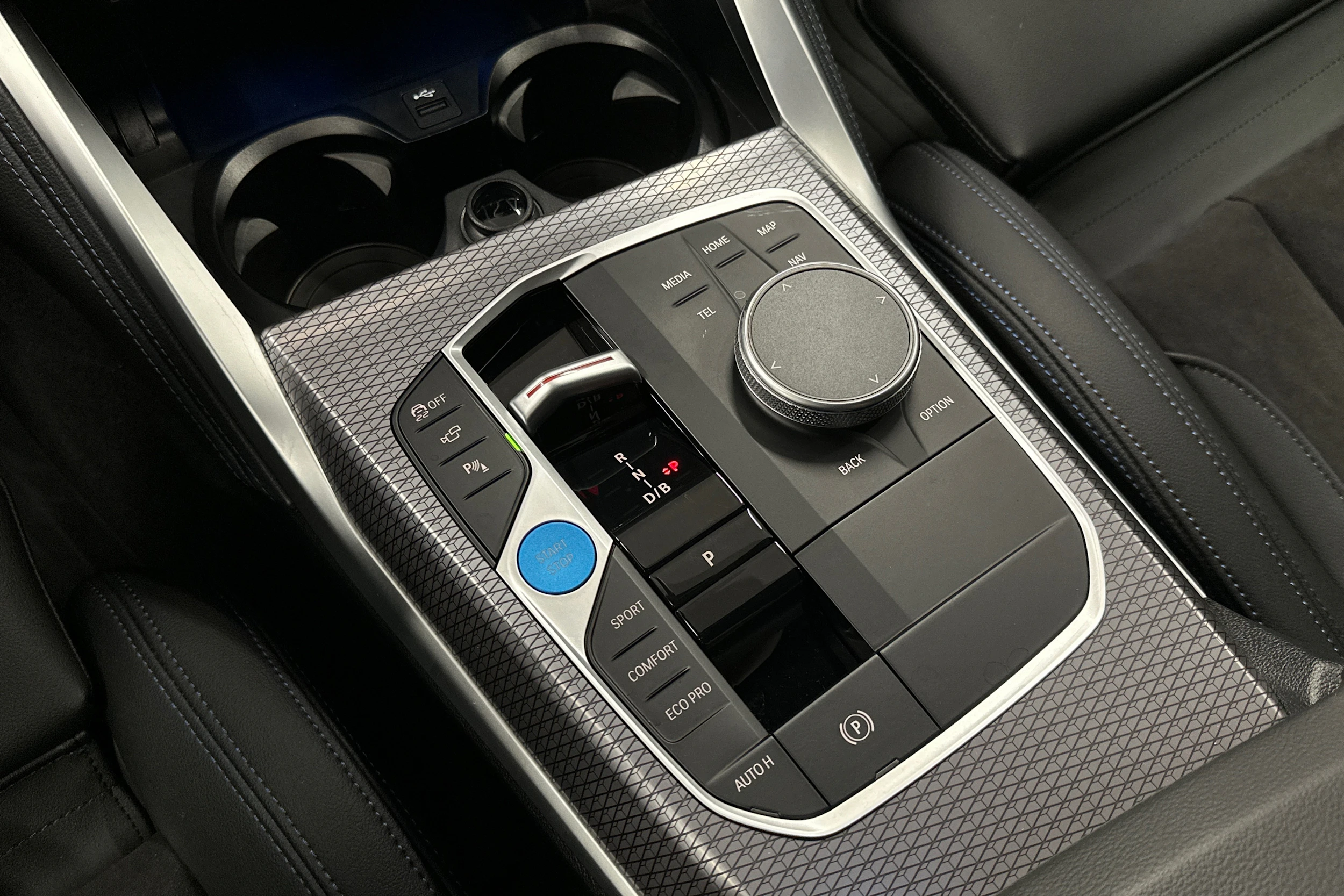 oranssi BMW i4 M50 2024 kuva 33.
