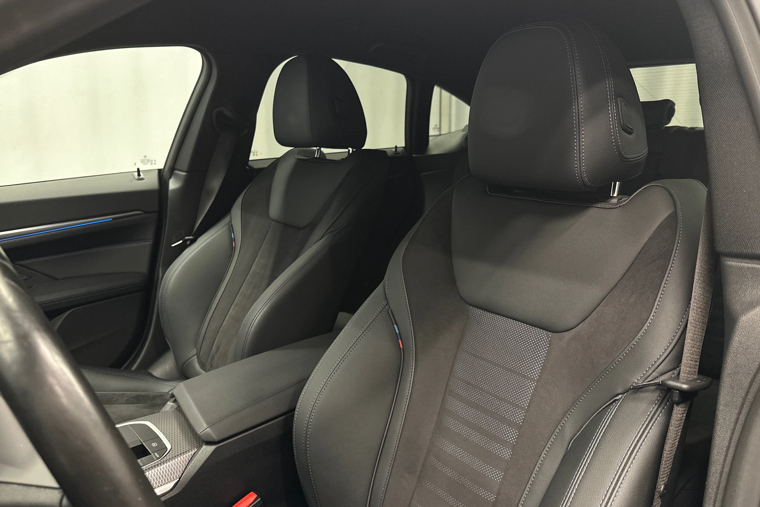 oranssi BMW i4 M50 2024 kuva 34.