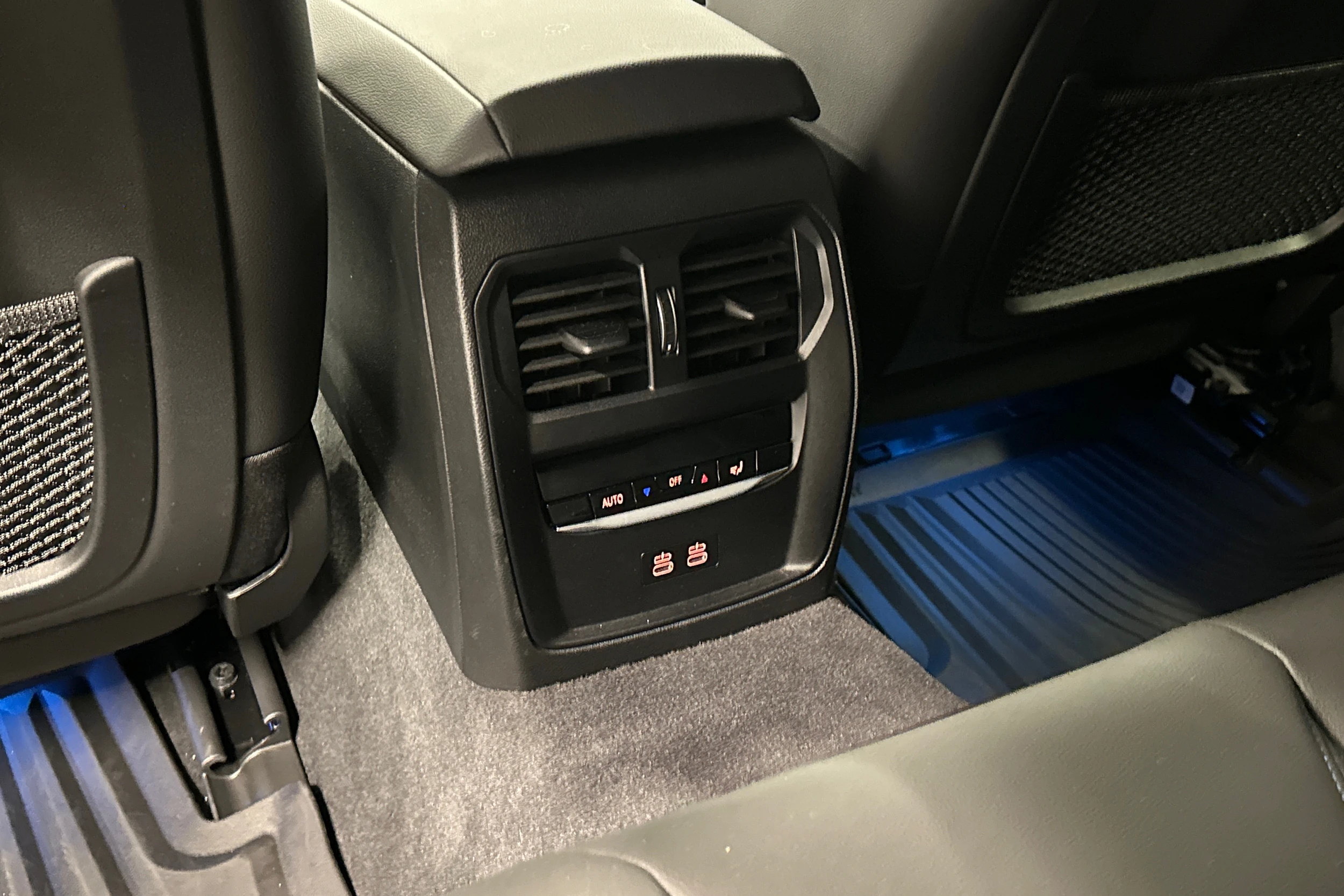 oranssi BMW i4 M50 2024 kuva 35.