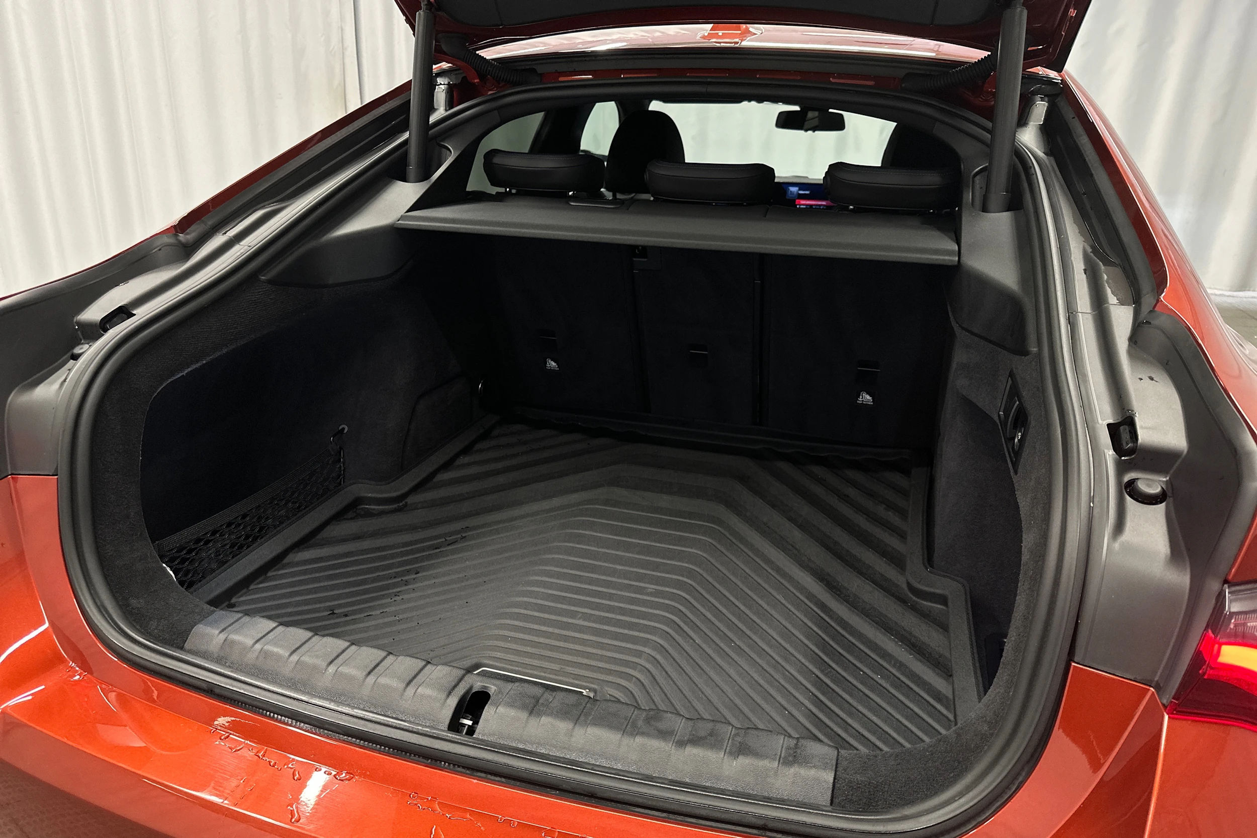 oranssi BMW i4 M50 2024 kuva 36.