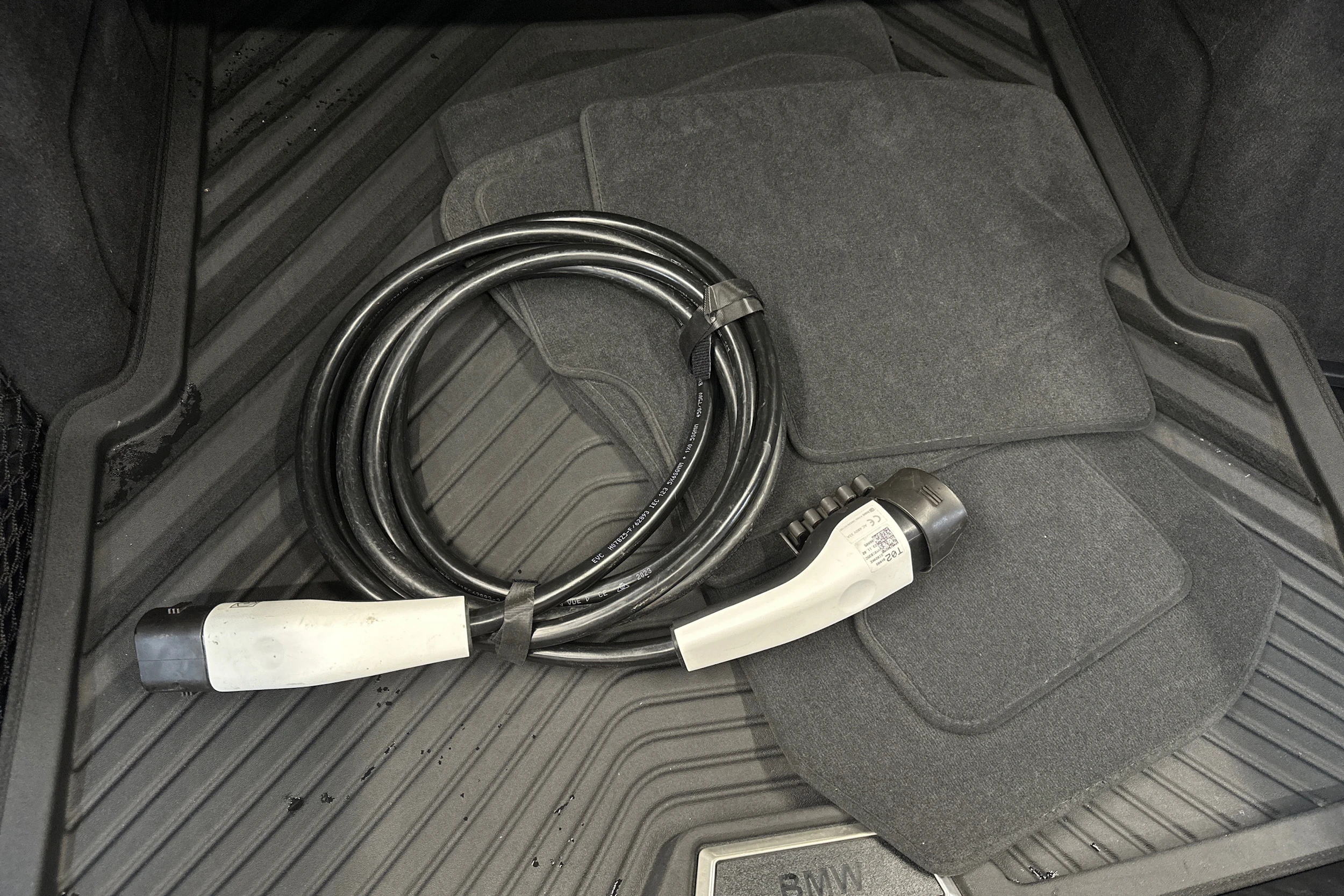 oranssi BMW i4 M50 2024 kuva 37.