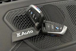 oranssi BMW i4 M50 2024 kuva 41.