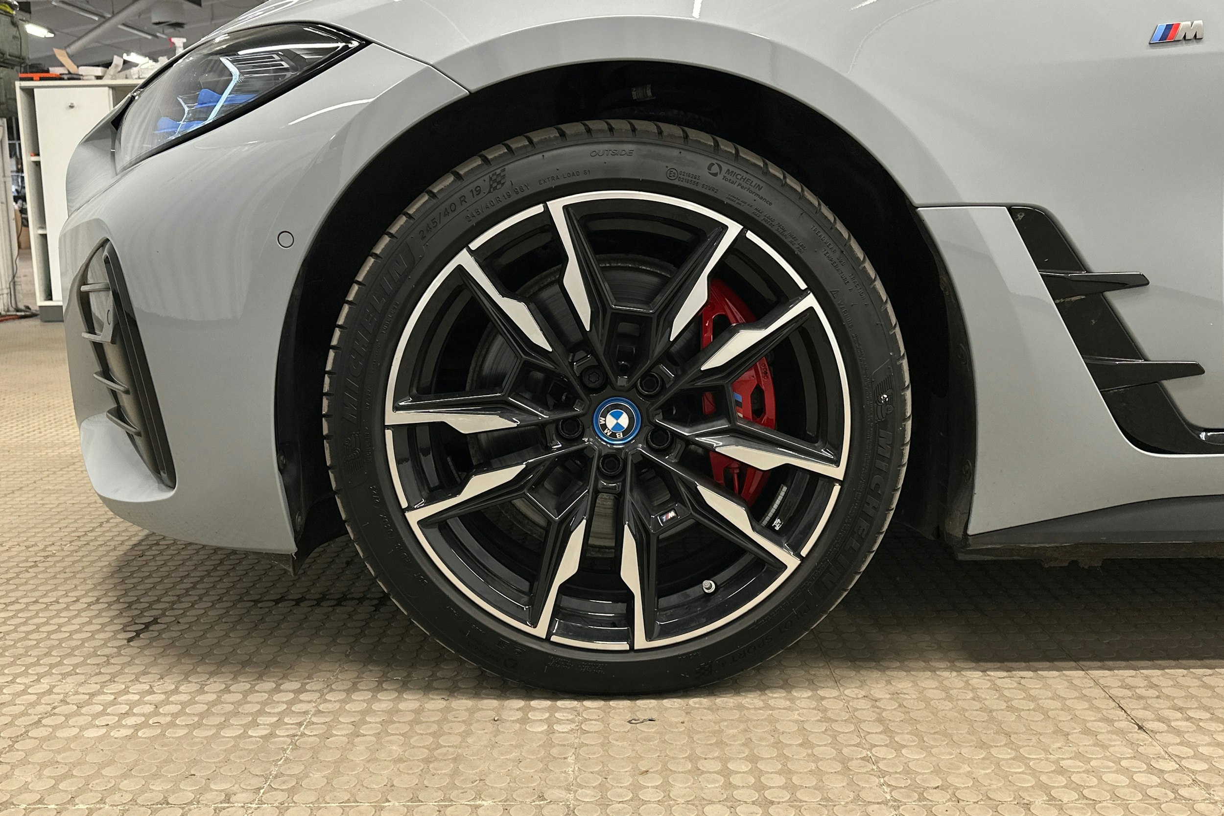 harmaa BMW i4 M50 2024 kuva 11.