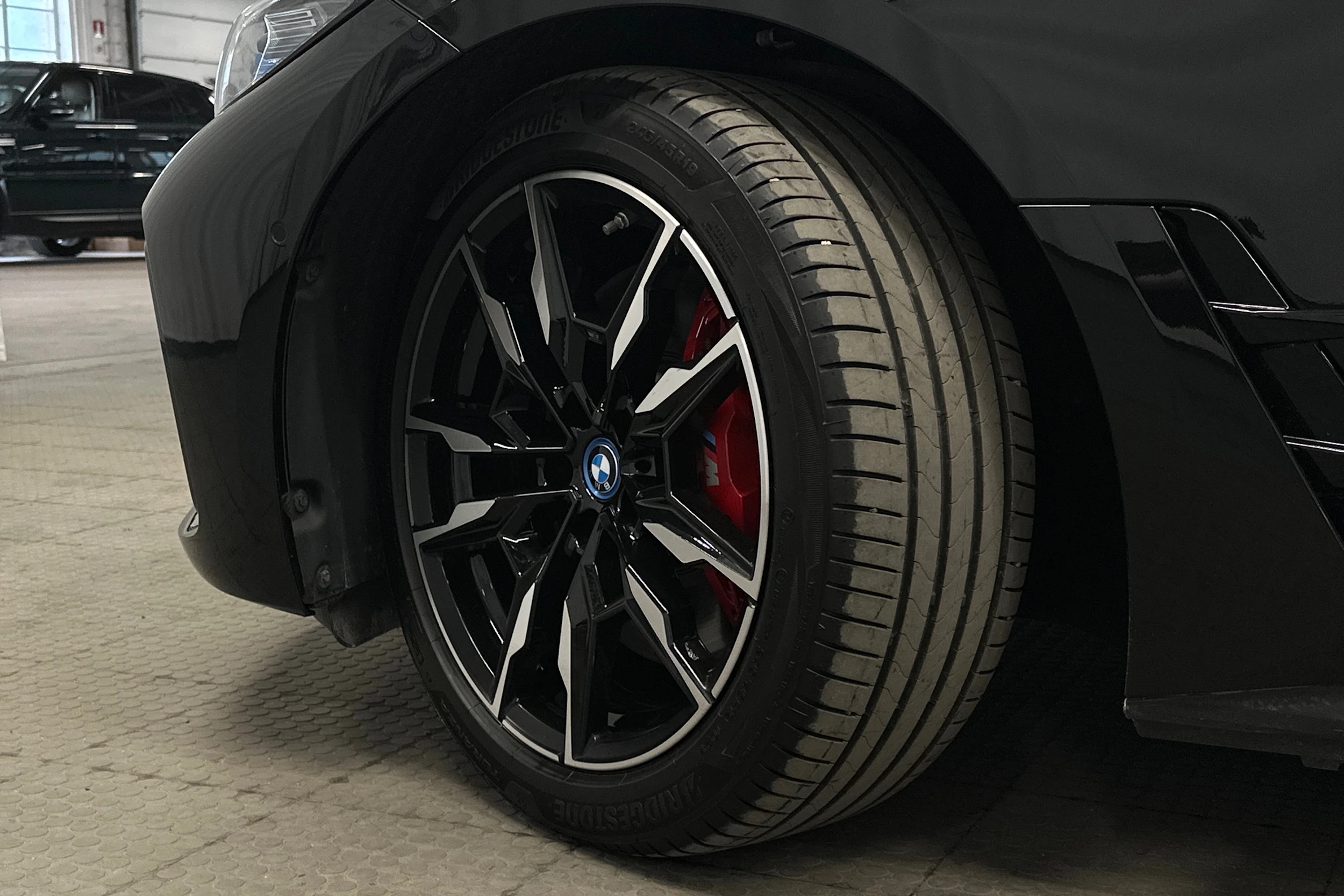 musta BMW i4 M50 2024 kuva 10.