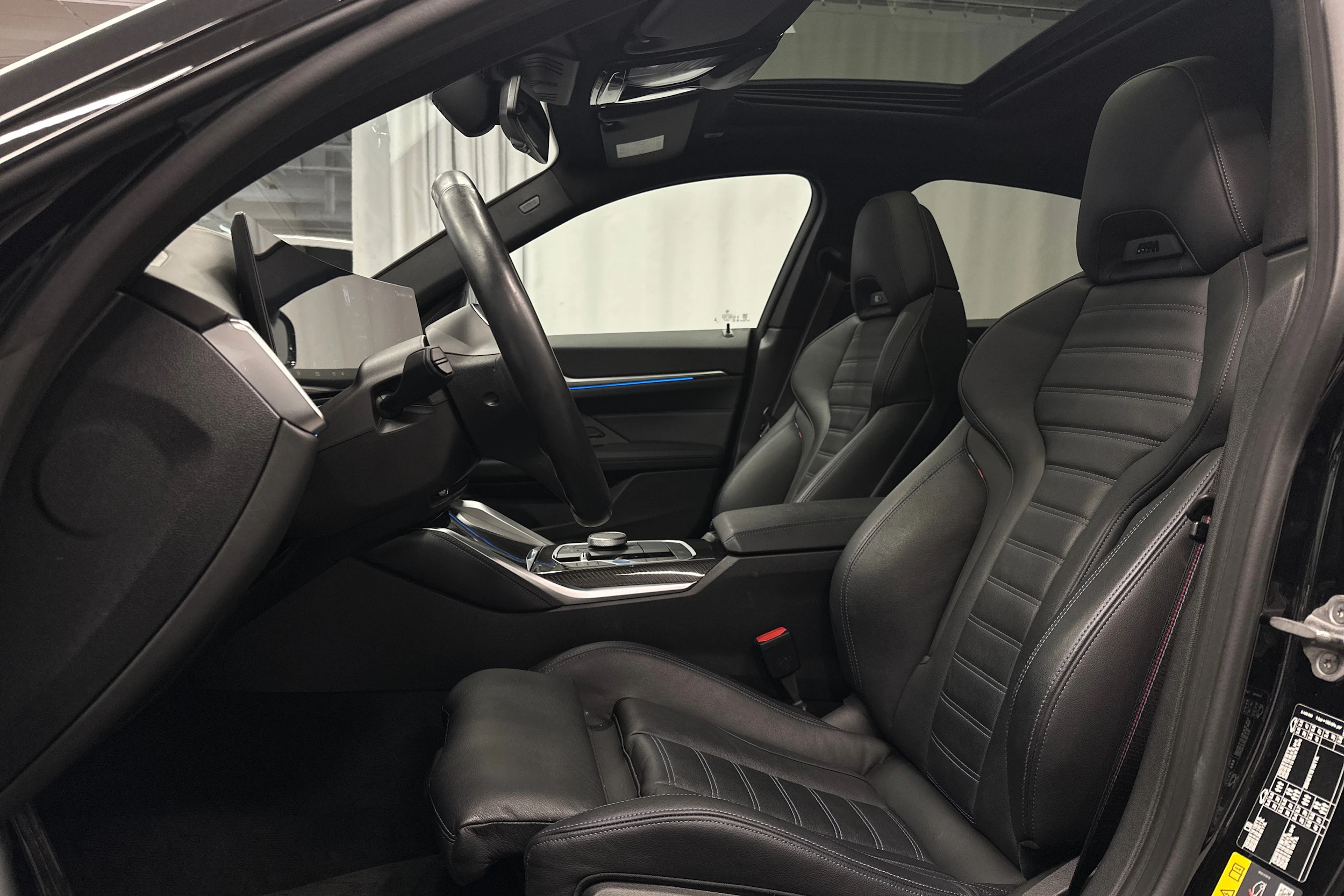musta BMW i4 M50 2024 kuva 15.