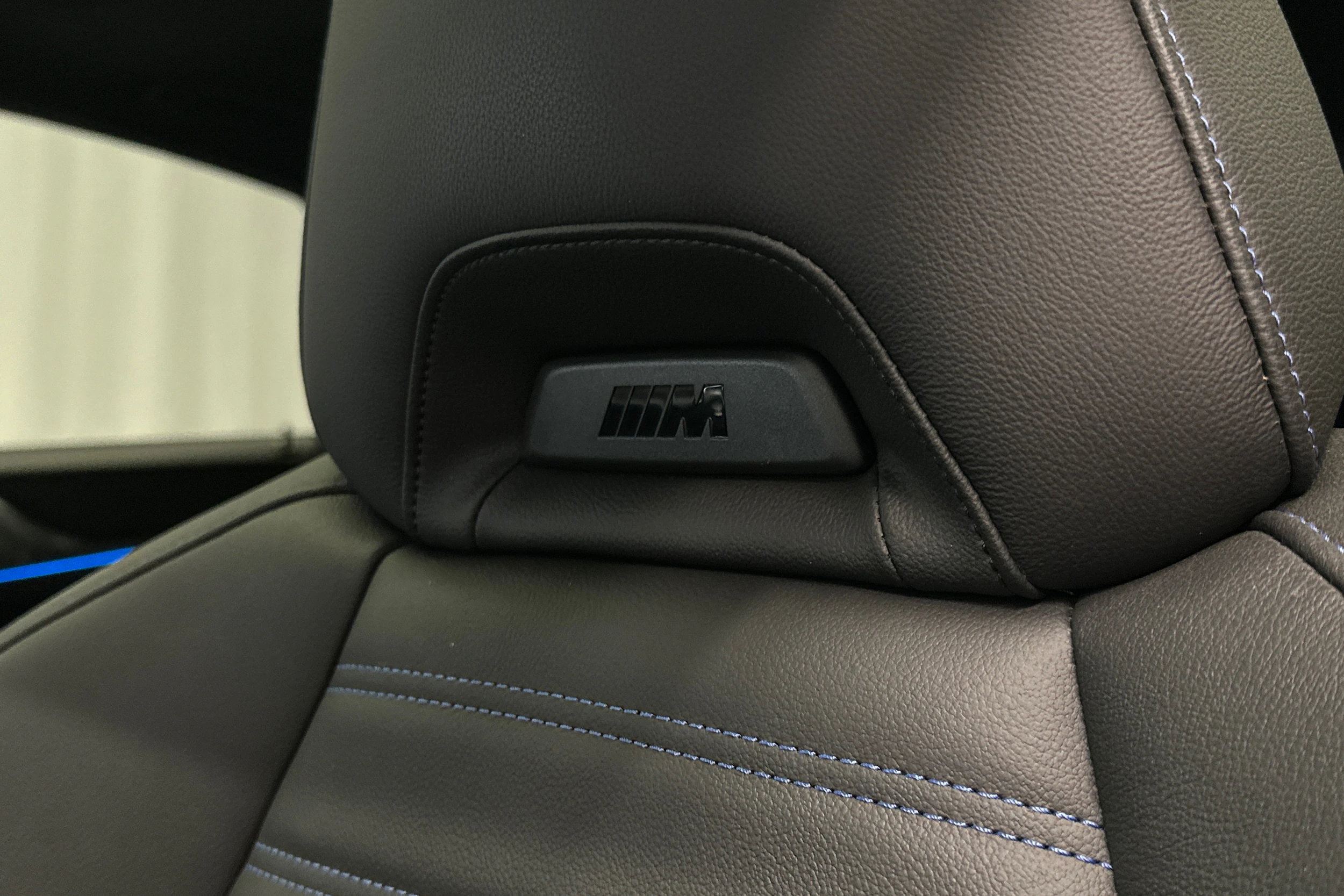 musta BMW i4 M50 2024 kuva 16.