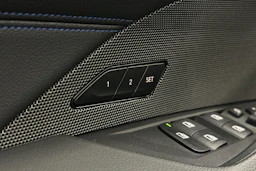 musta BMW i4 M50 2024 kuva 18.