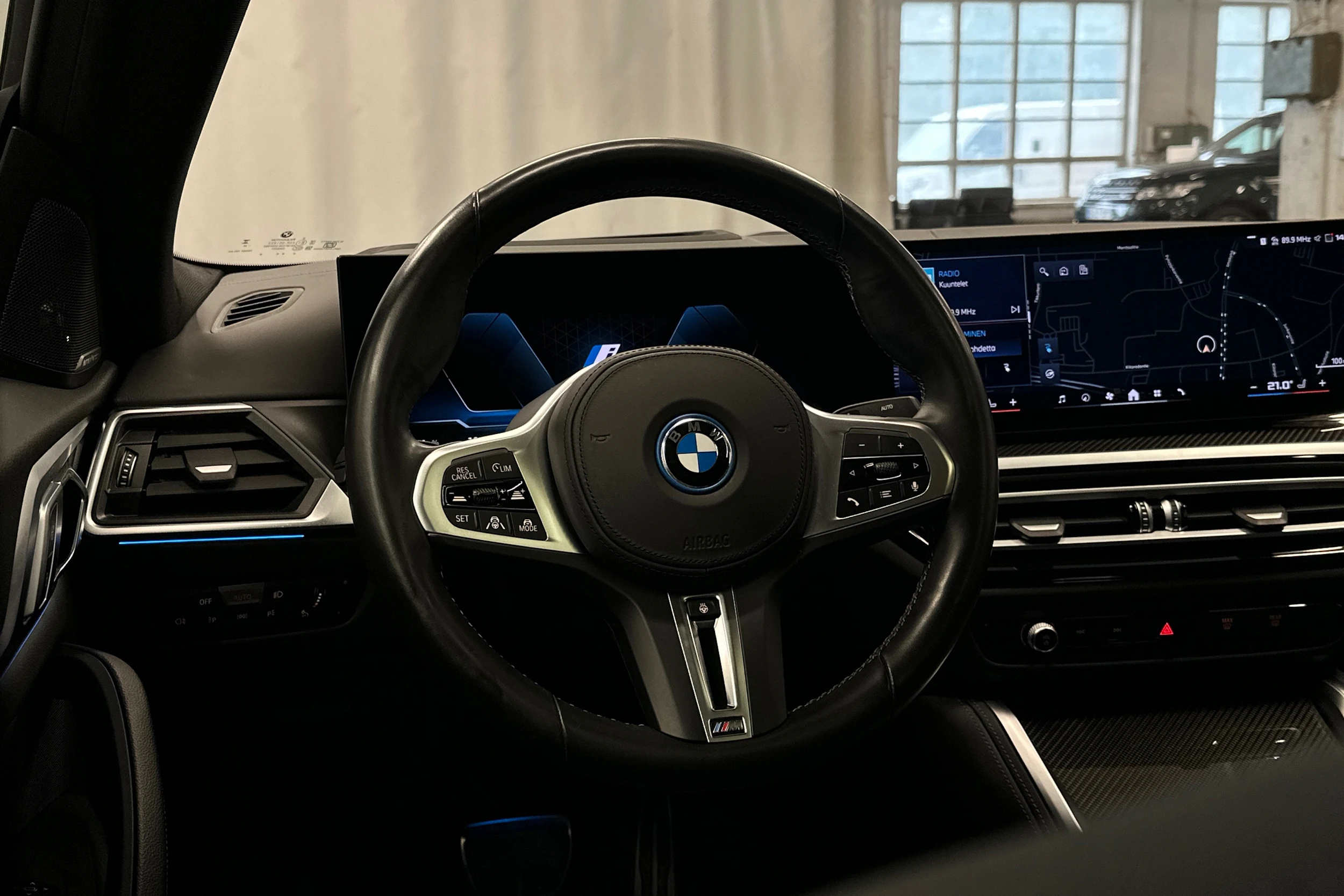 musta BMW i4 M50 2024 kuva 21.