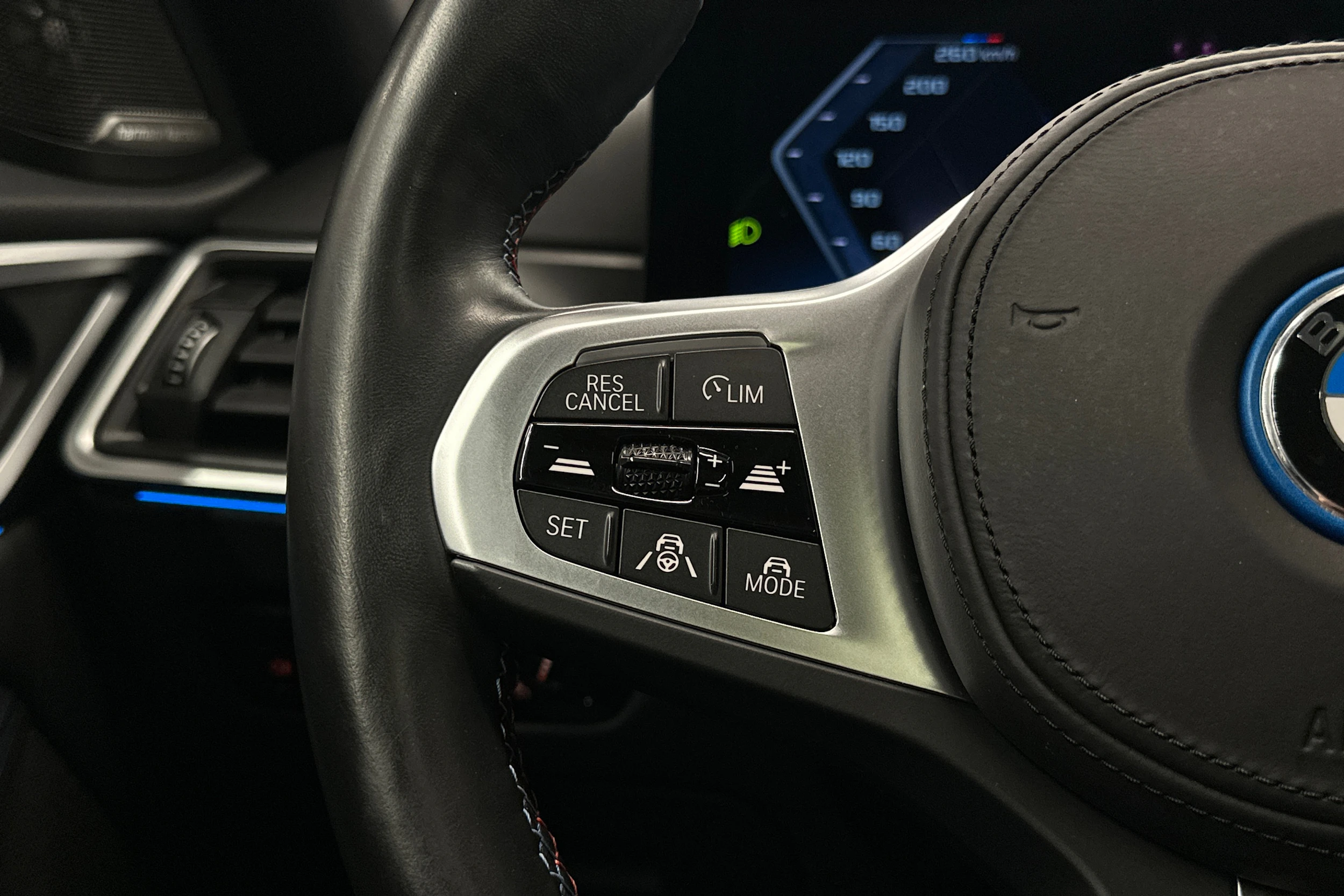 musta BMW i4 M50 2024 kuva 22.