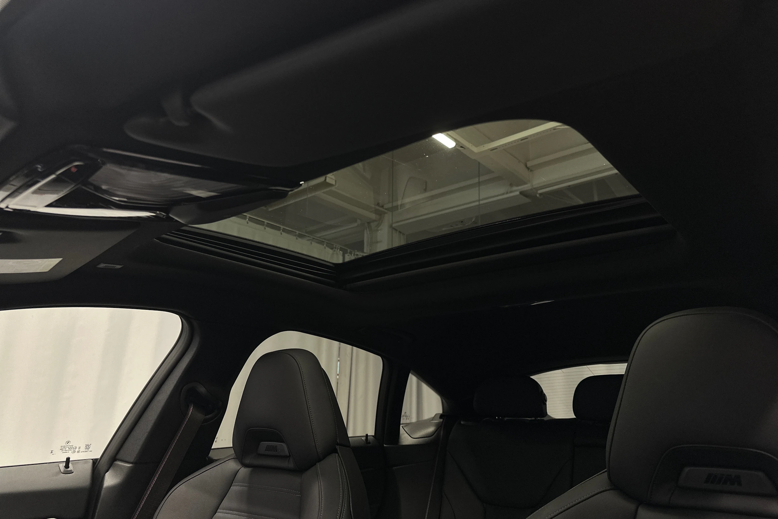 musta BMW i4 M50 2024 kuva 38.