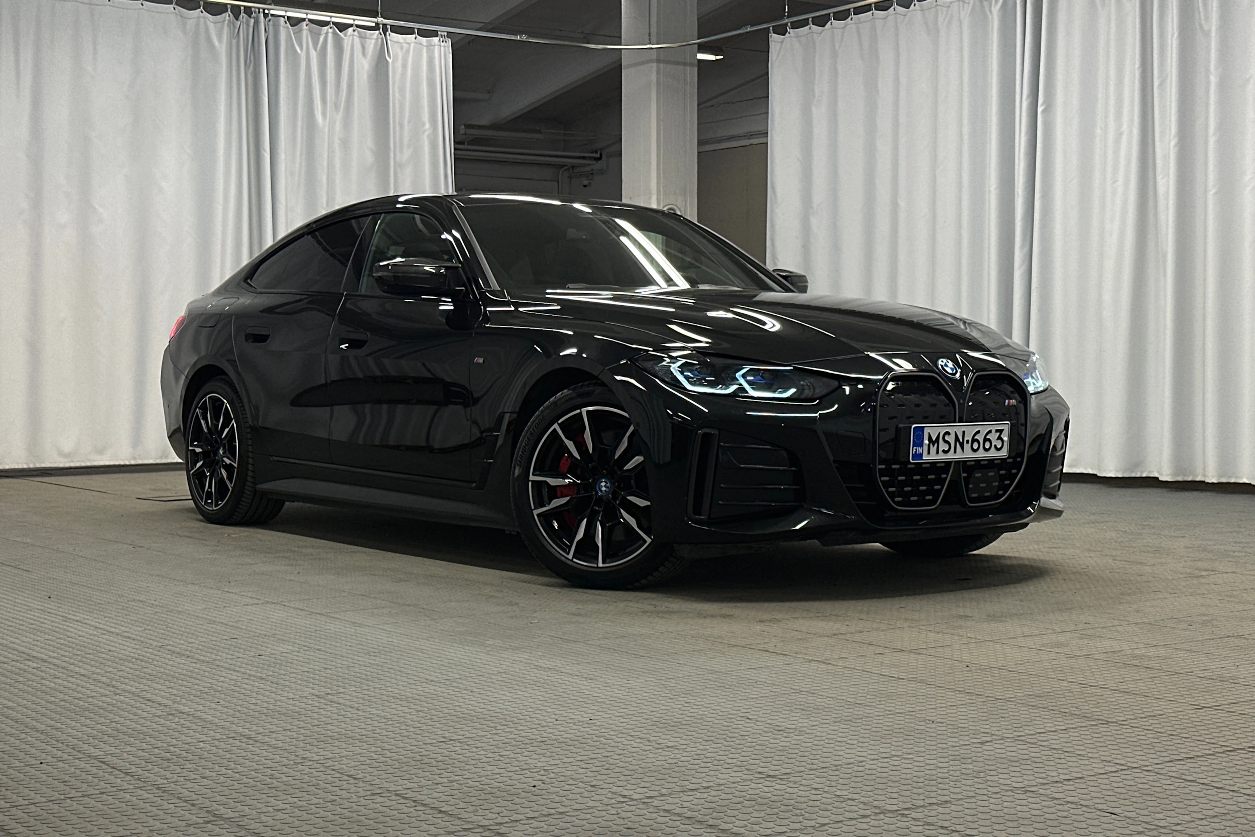 musta BMW i4 M50 2024 kuva 42.