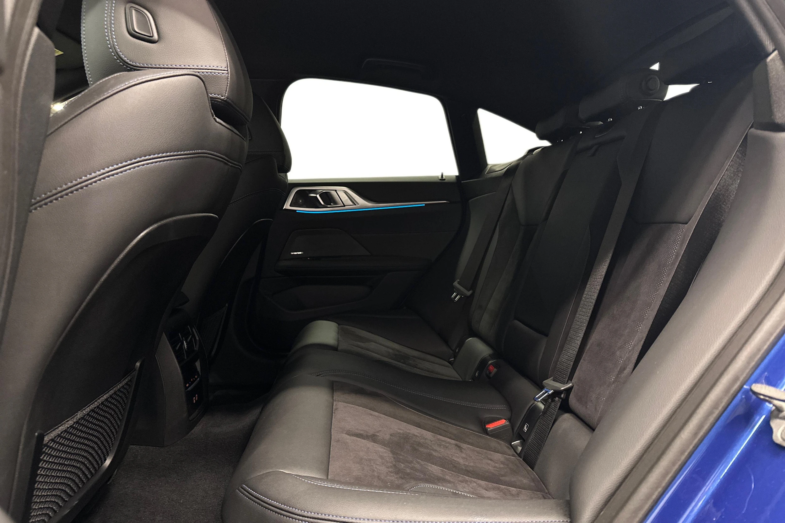 sininen BMW i4 M50 2024 kuva 8.