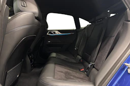 sininen BMW i4 M50 2024 kuva 8.