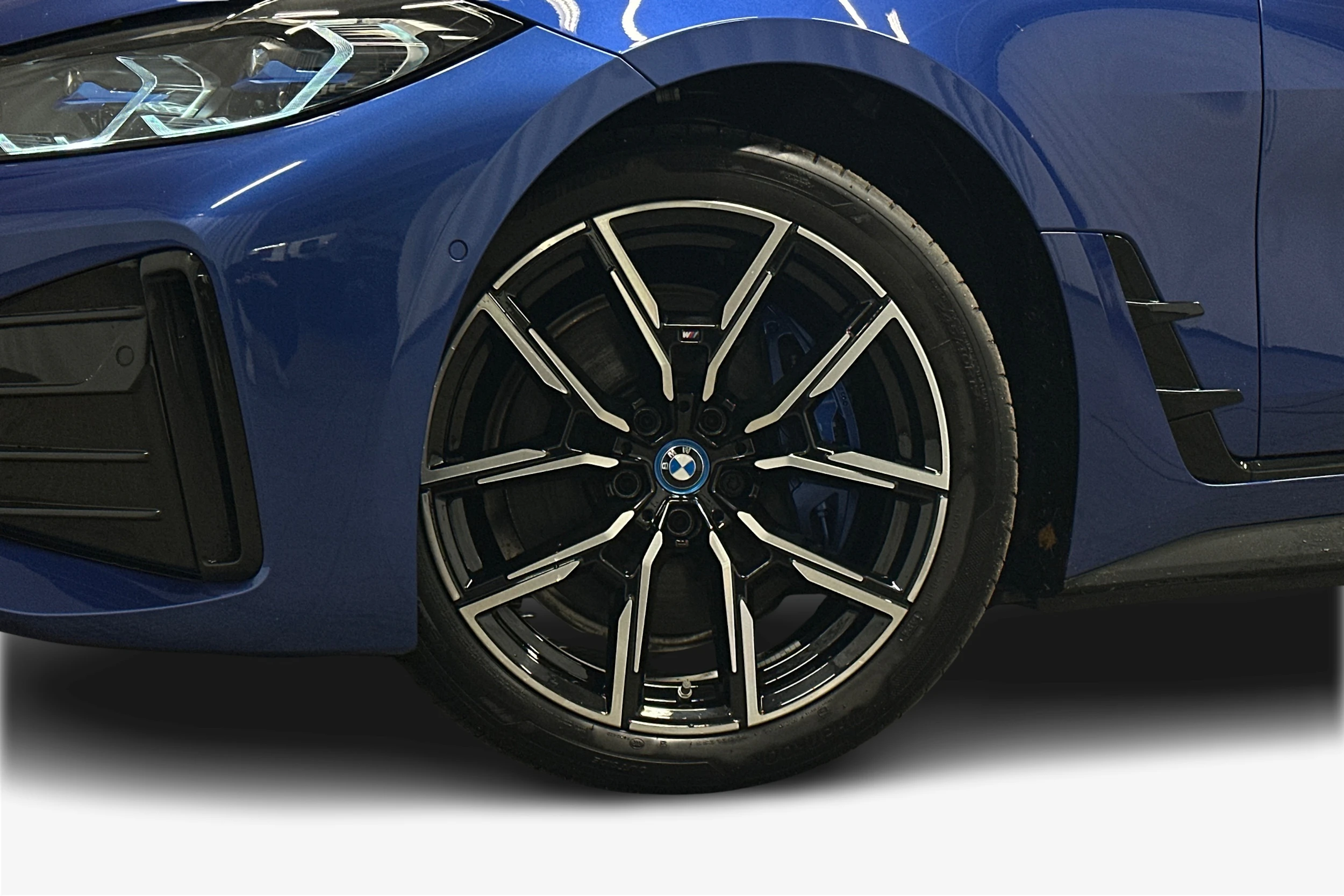 sininen BMW i4 M50 2024 kuva 9.