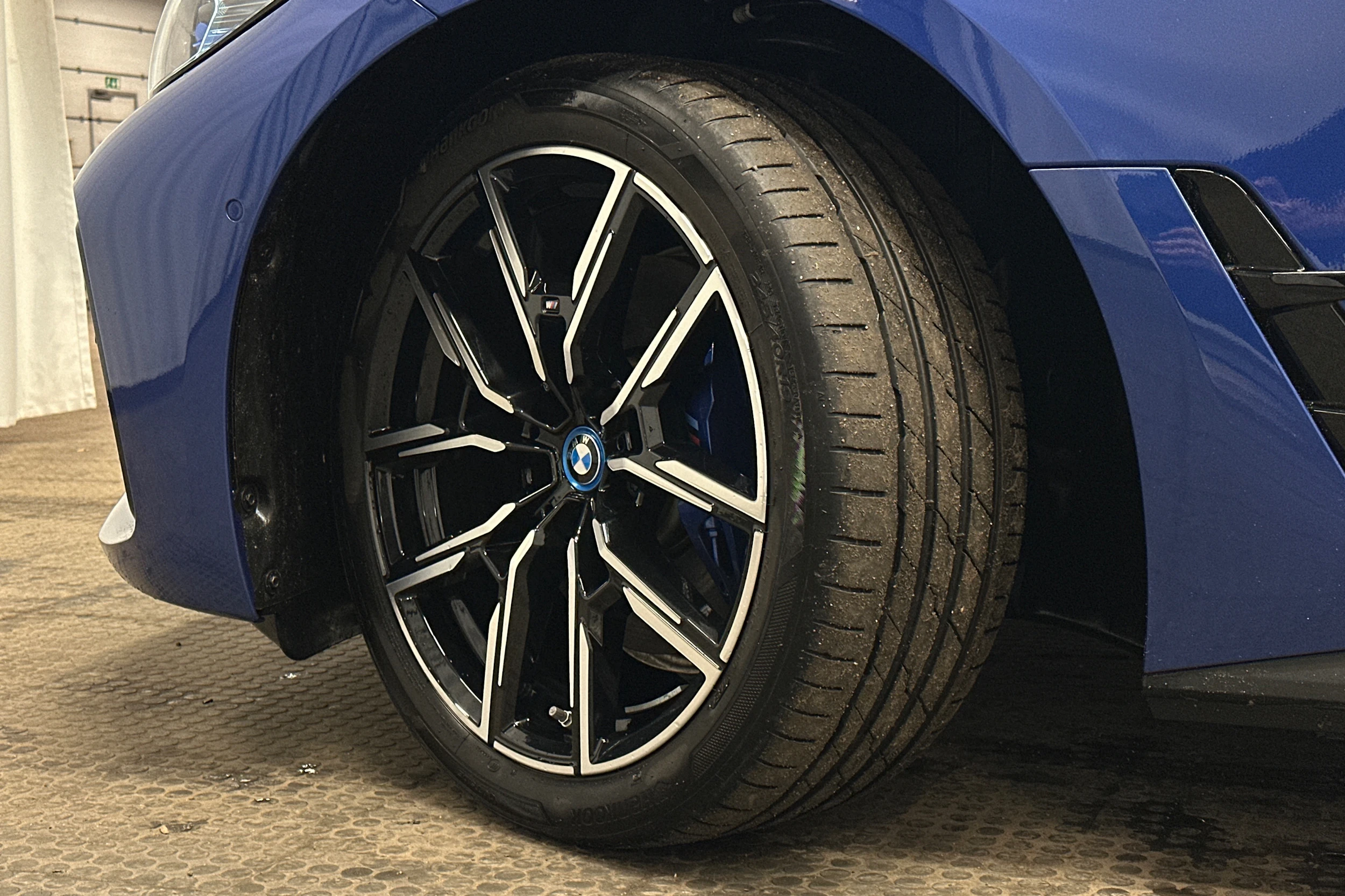 sininen BMW i4 M50 2024 kuva 10.