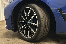 sininen BMW i4 M50 2024 kuva 10.