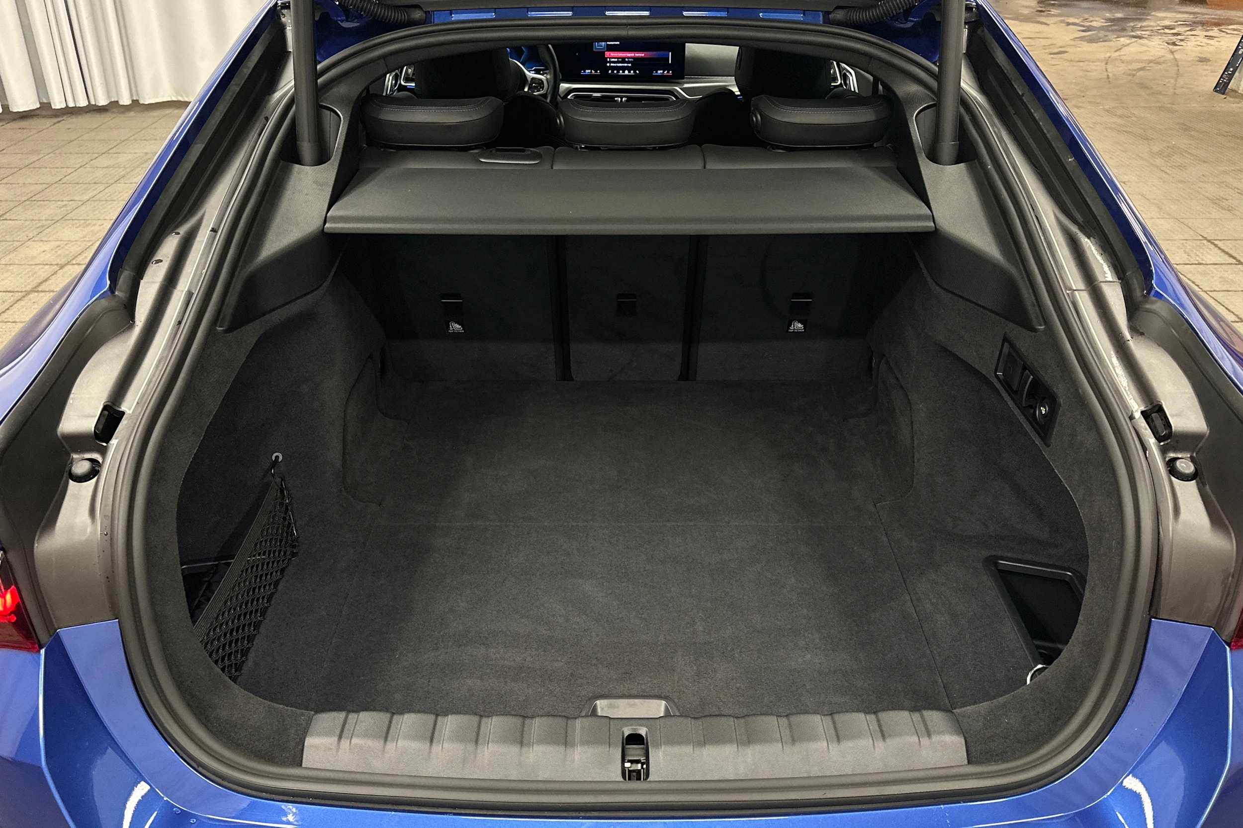 sininen BMW i4 M50 2024 kuva 11.