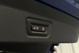 sininen BMW i4 M50 2024 kuva 12.