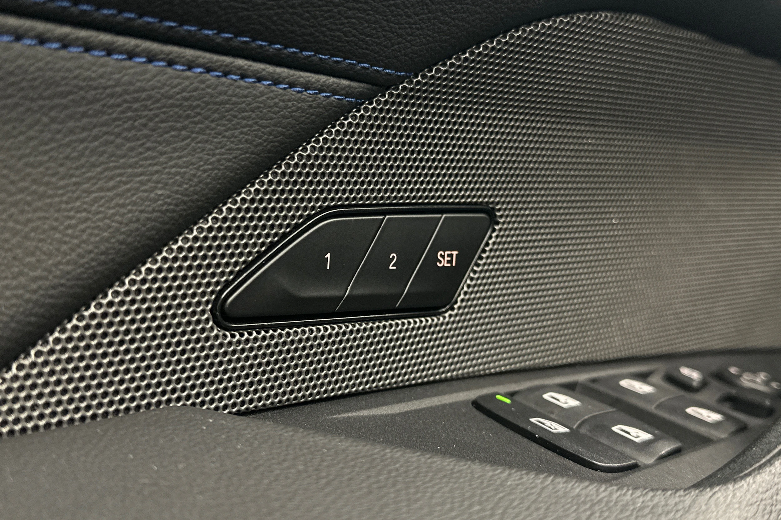 sininen BMW i4 M50 2024 kuva 17.