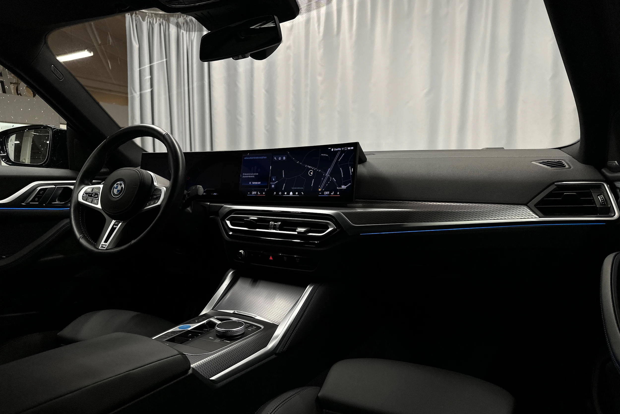 sininen BMW i4 M50 2024 kuva 18.