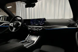 sininen BMW i4 M50 2024 kuva 18.
