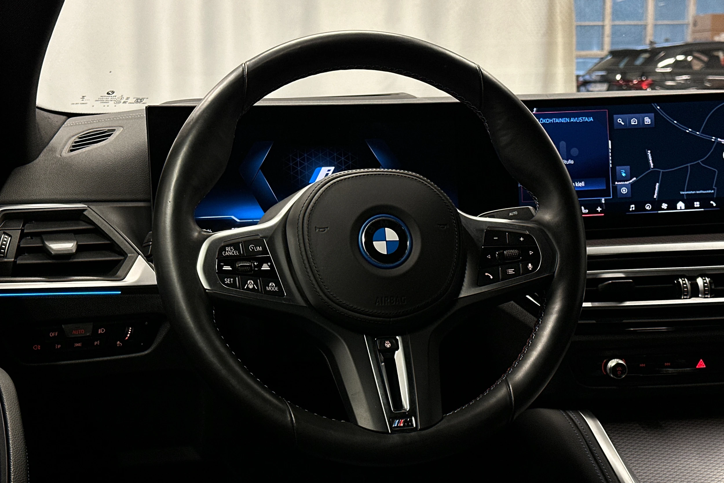 sininen BMW i4 M50 2024 kuva 19.