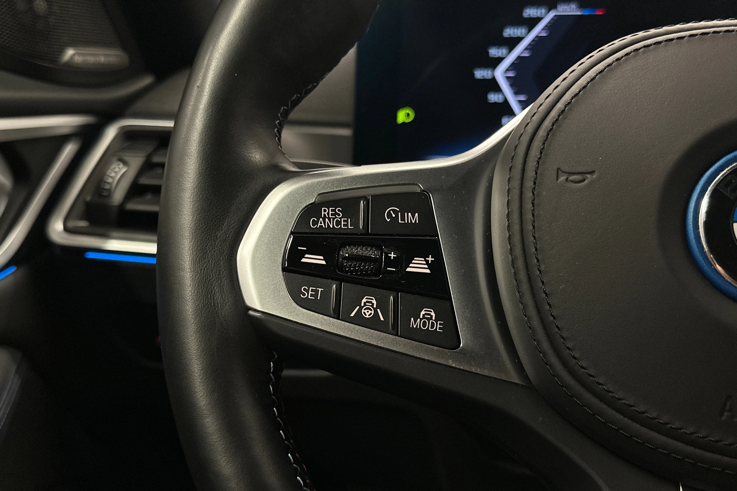sininen BMW i4 M50 2024 kuva 20.