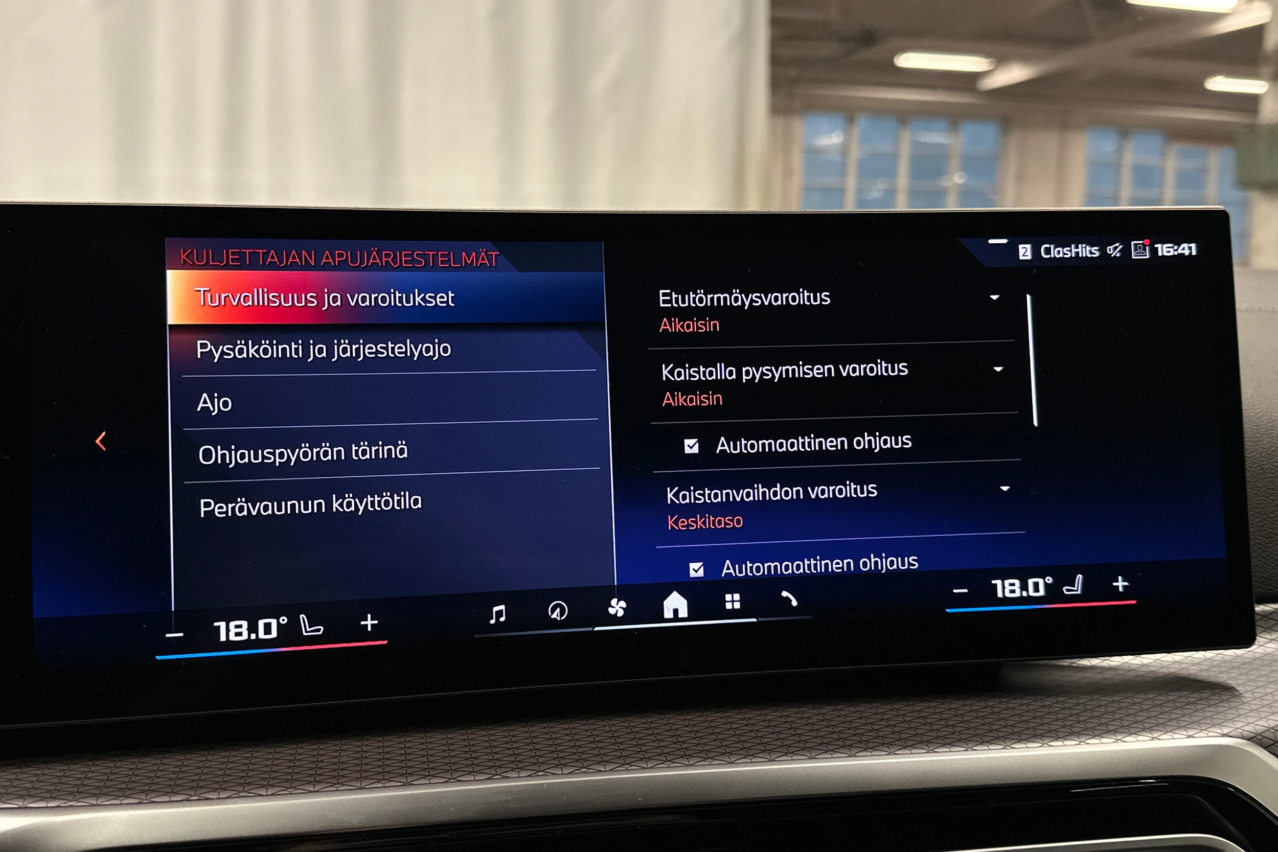 sininen BMW i4 M50 2024 kuva 26.