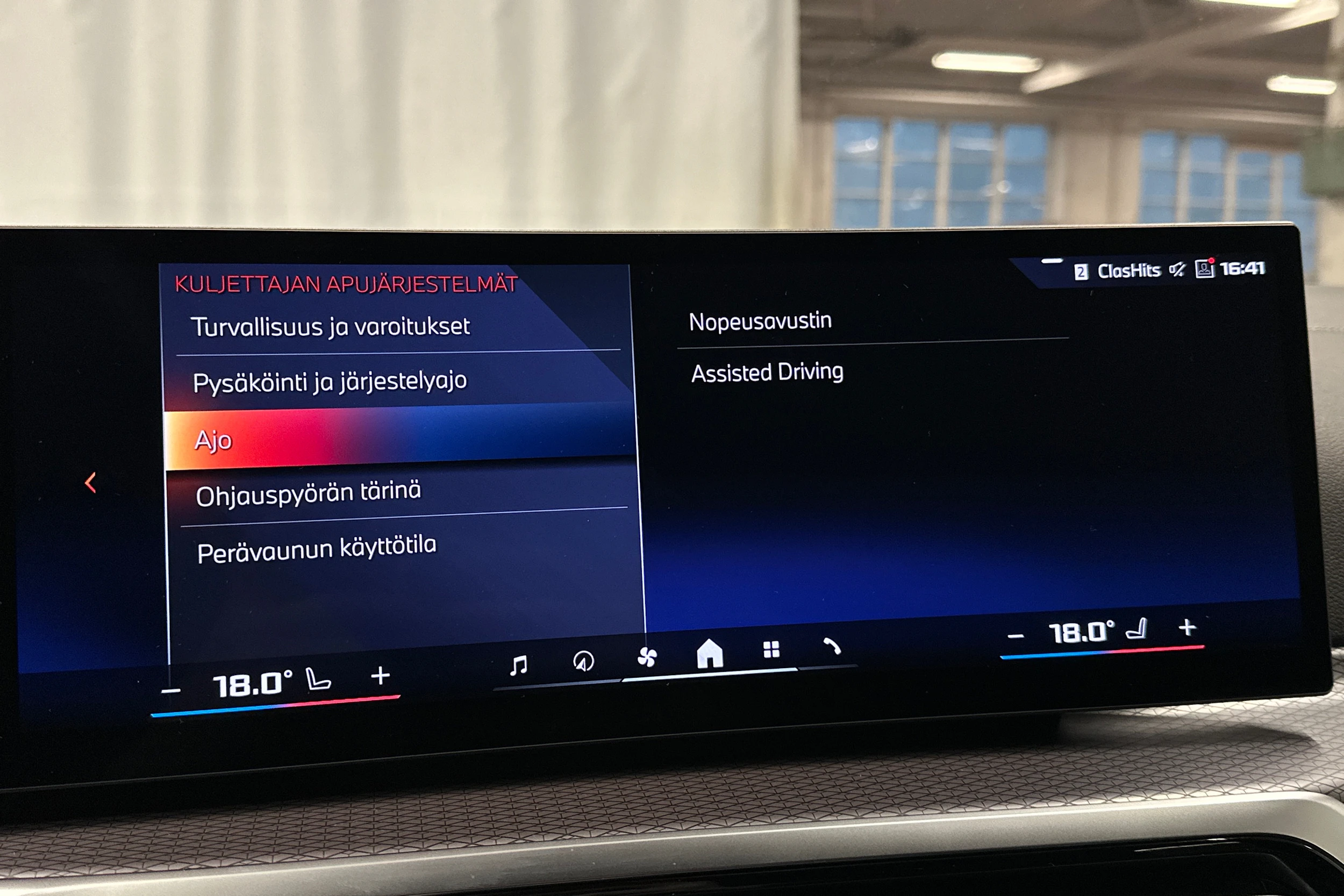 sininen BMW i4 M50 2024 kuva 28.