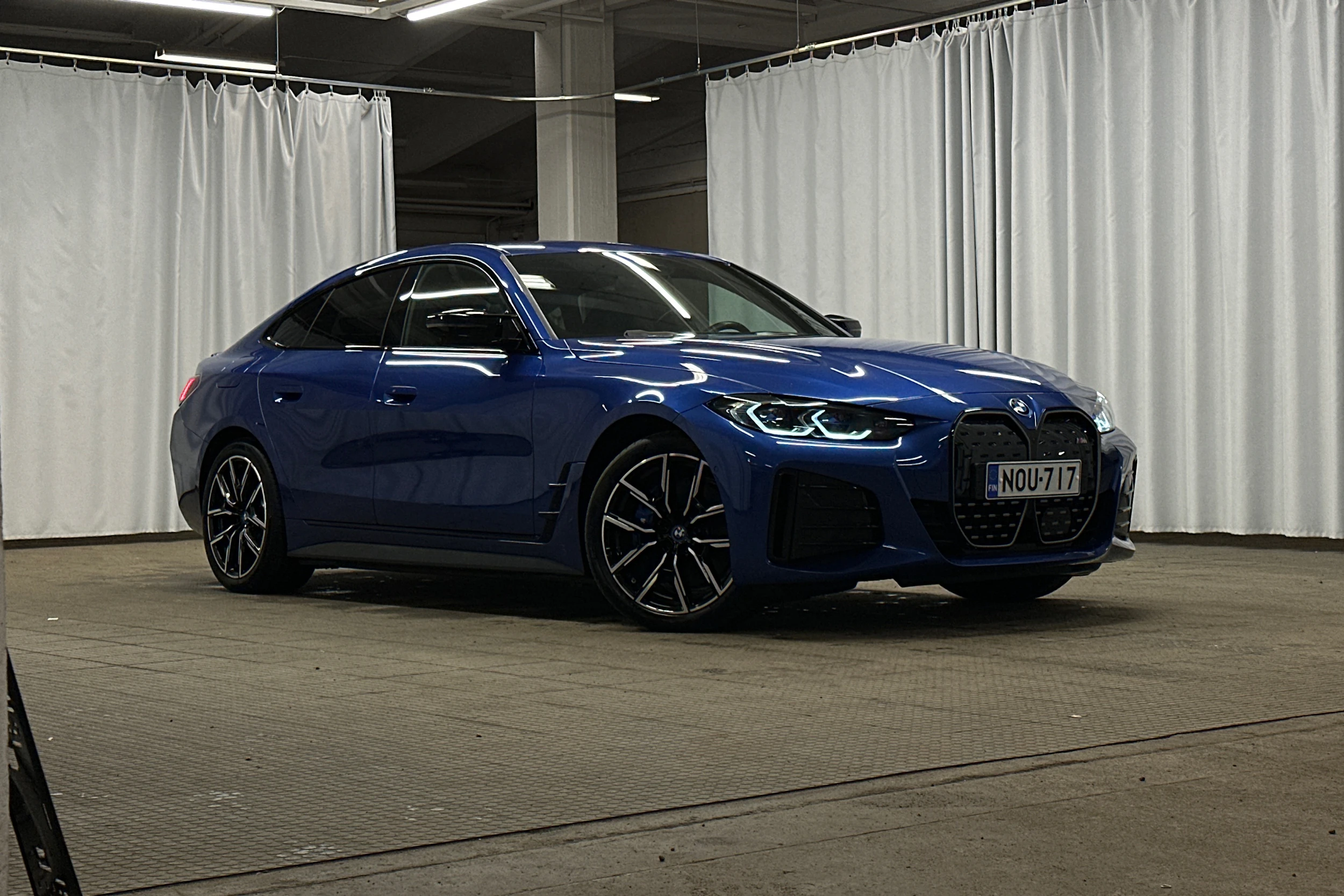 sininen BMW i4 M50 2024 kuva 35.
