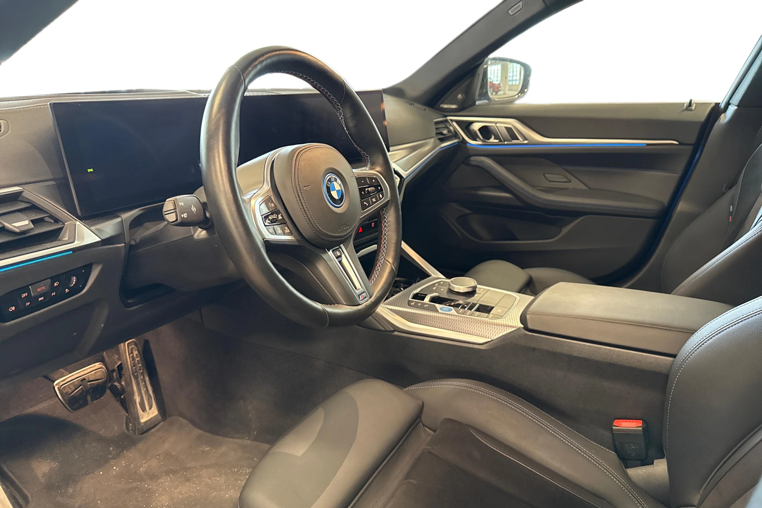 sininen BMW i4 M50 2024 kuva 3.