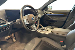sininen BMW i4 M50 2024 kuva 3.