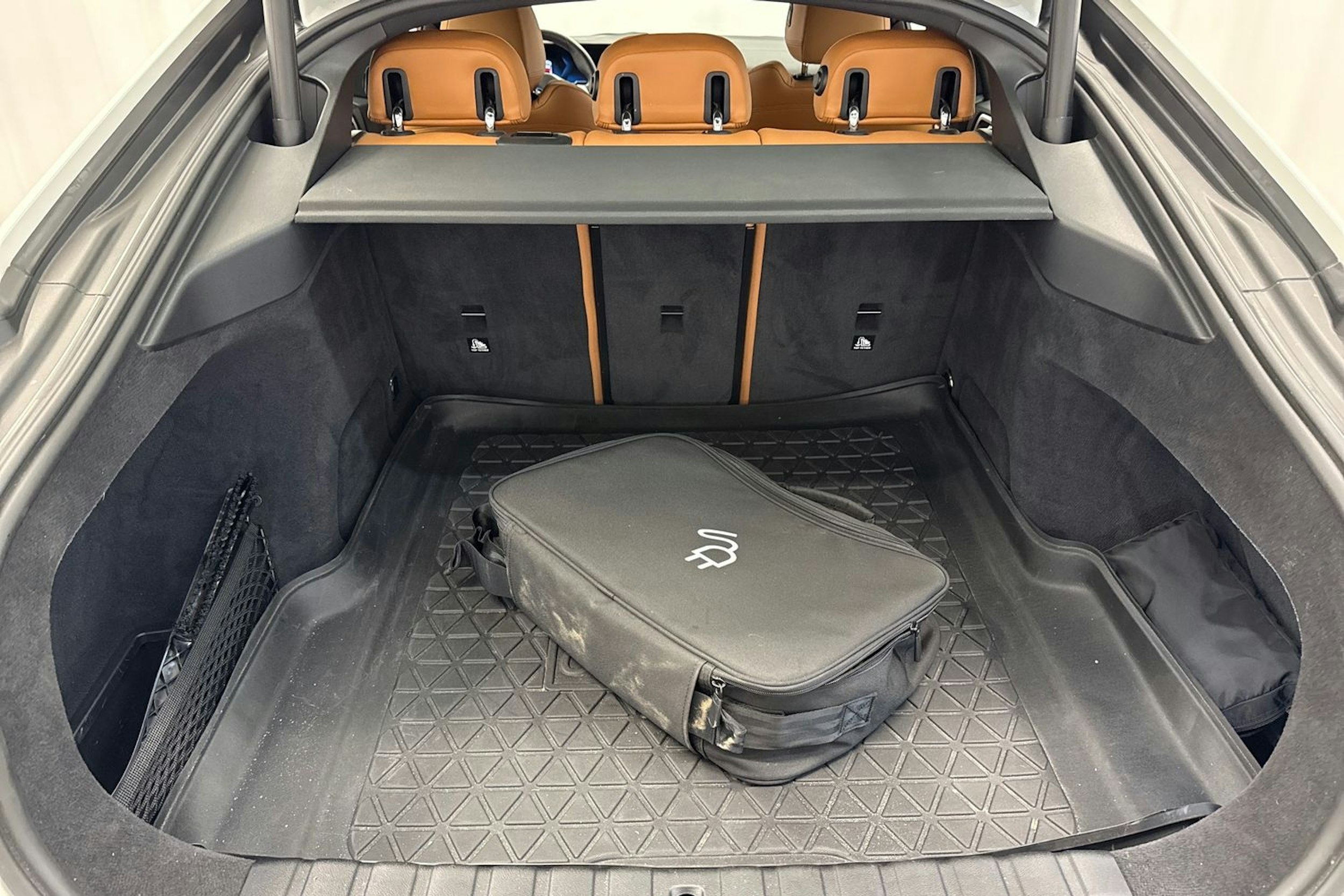 valkoinen BMW i4 M50 2024 kuva 14.