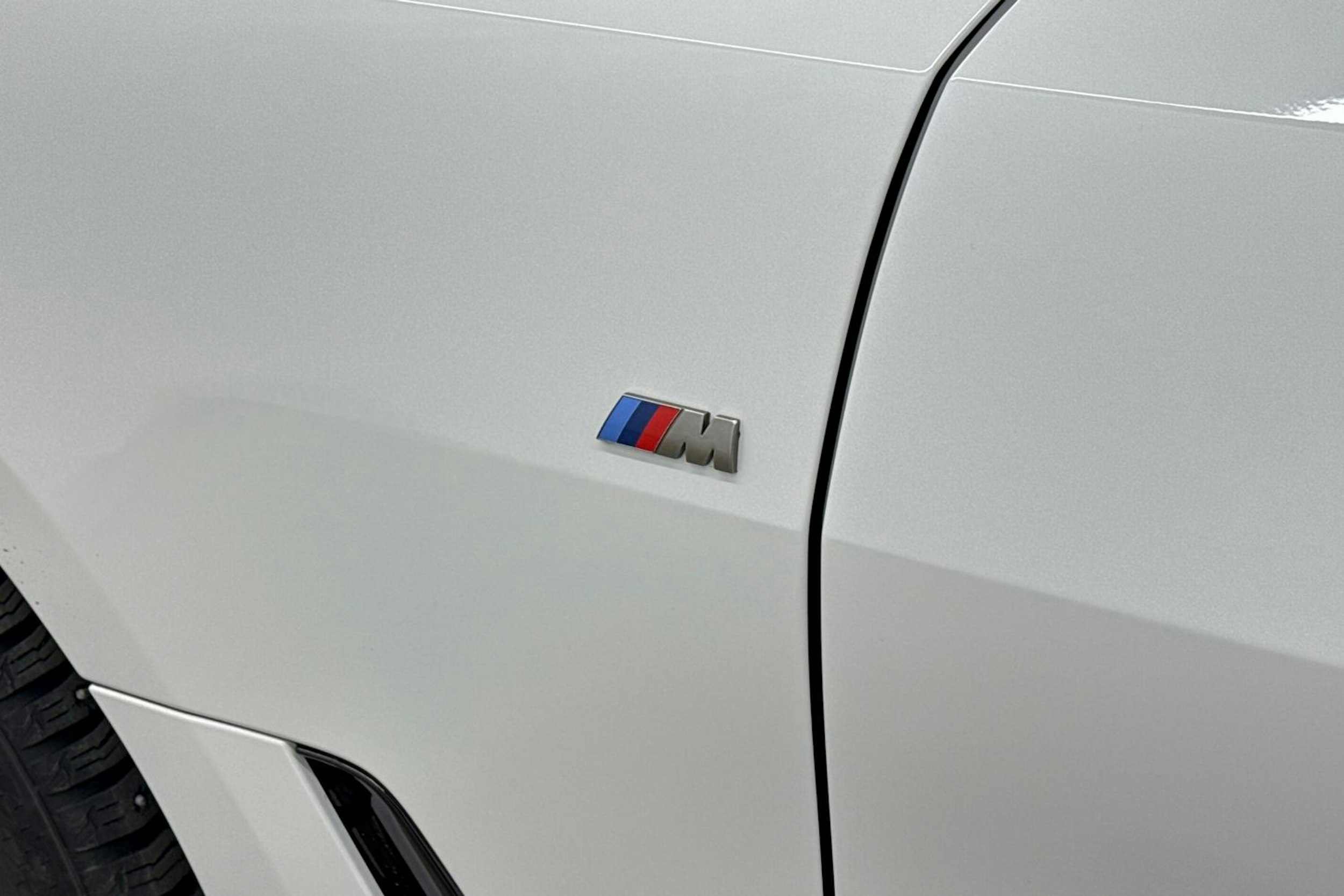 valkoinen BMW i4 M50 2024 kuva 19.