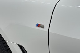 valkoinen BMW i4 M50 2024 kuva 19.