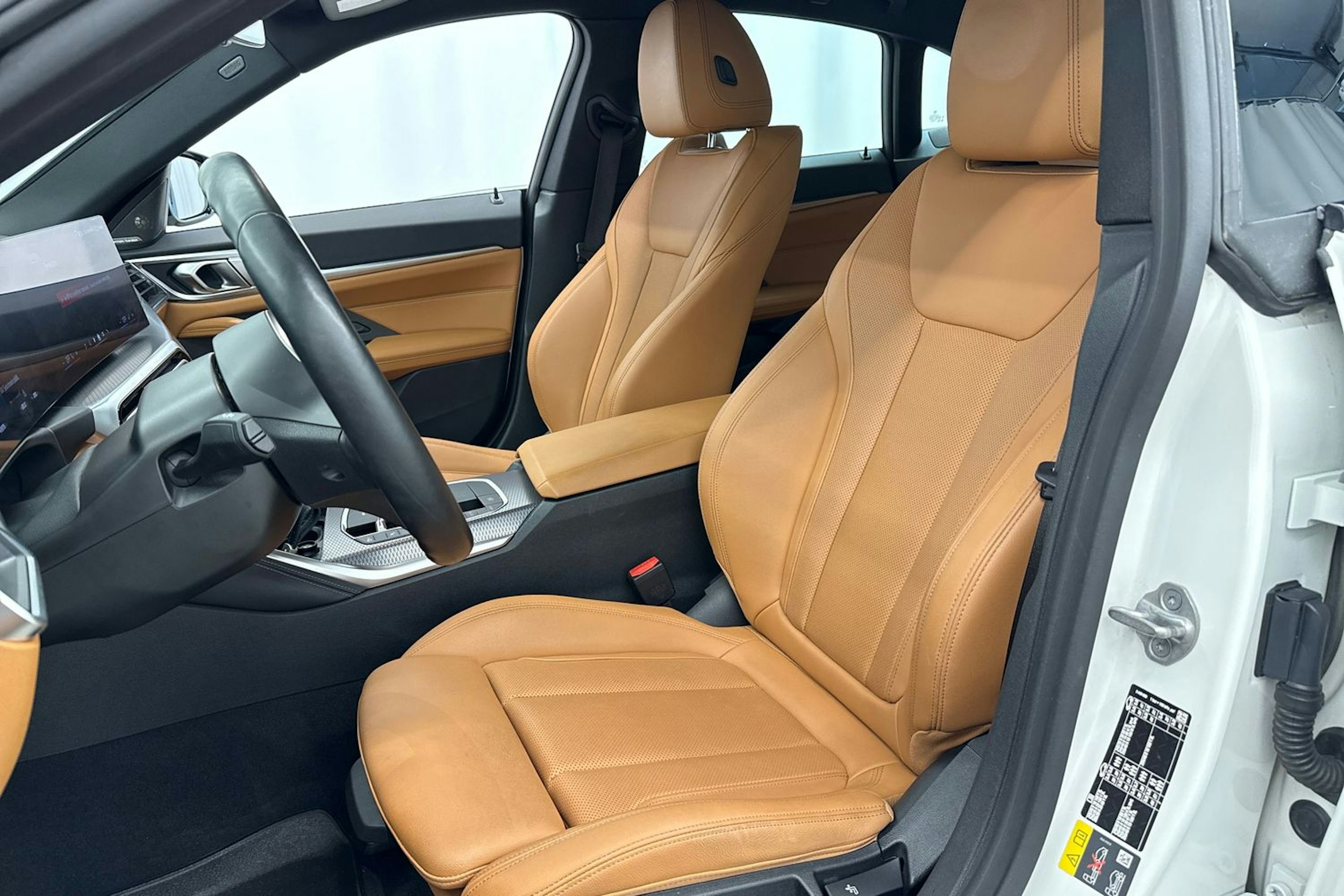 valkoinen BMW i4 M50 2024 kuva 20.