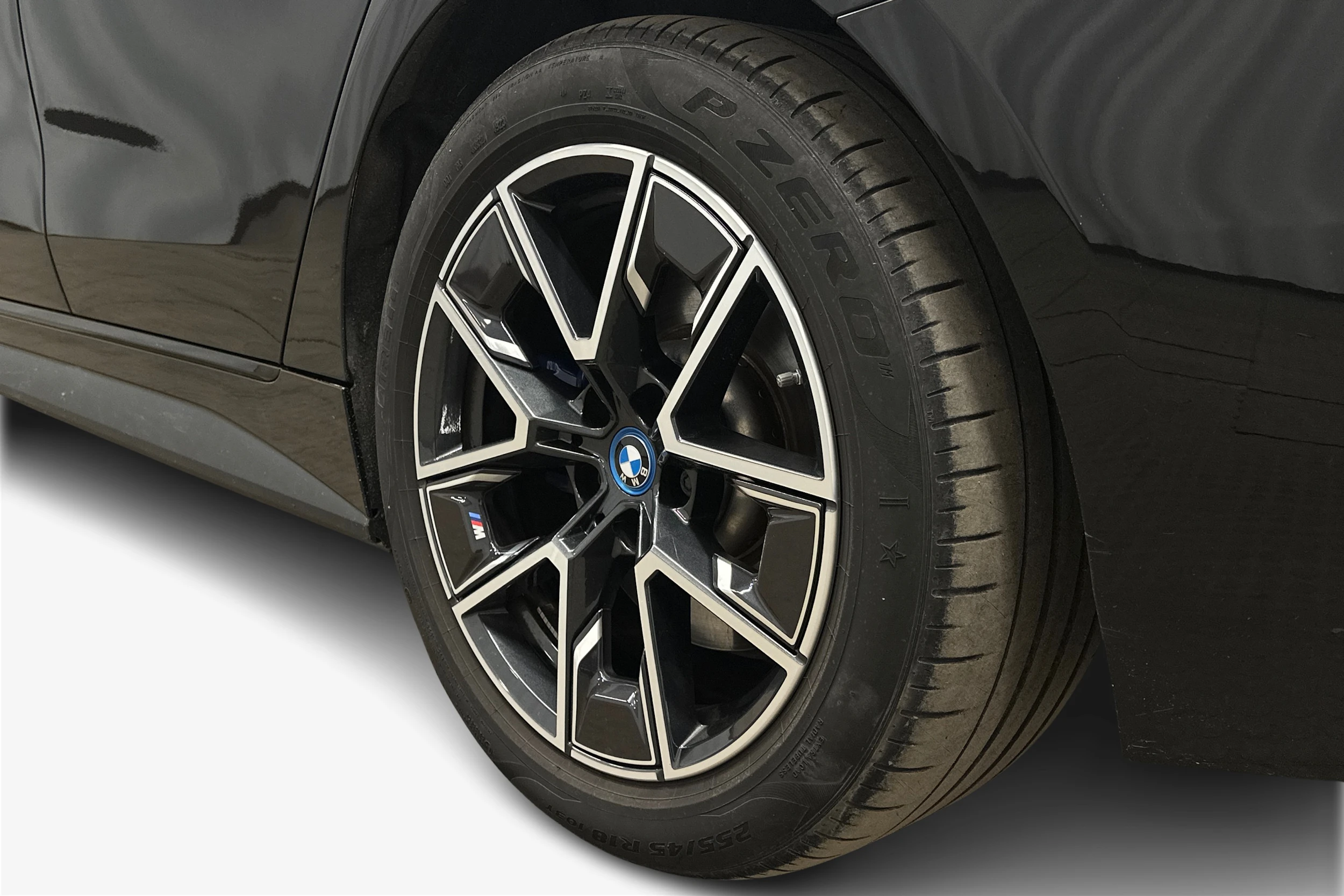 musta BMW i4 M50 2024 kuva 9.