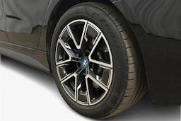 musta BMW i4 M50 2024 kuva 9.