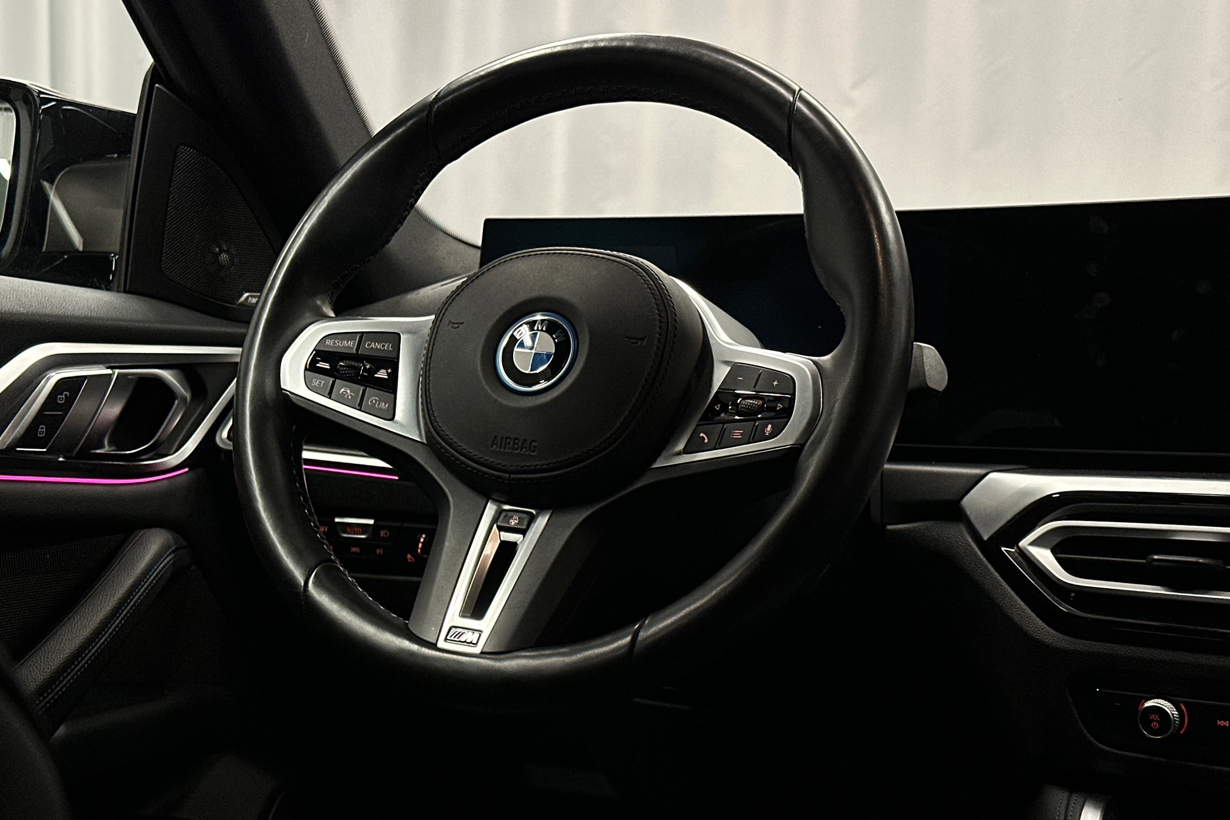musta BMW i4 M50 2024 kuva 15.