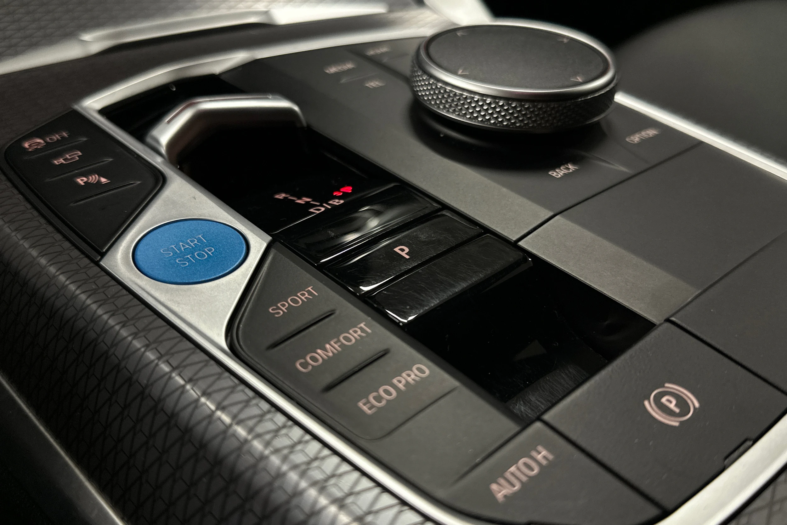 musta BMW i4 M50 2024 kuva 22.