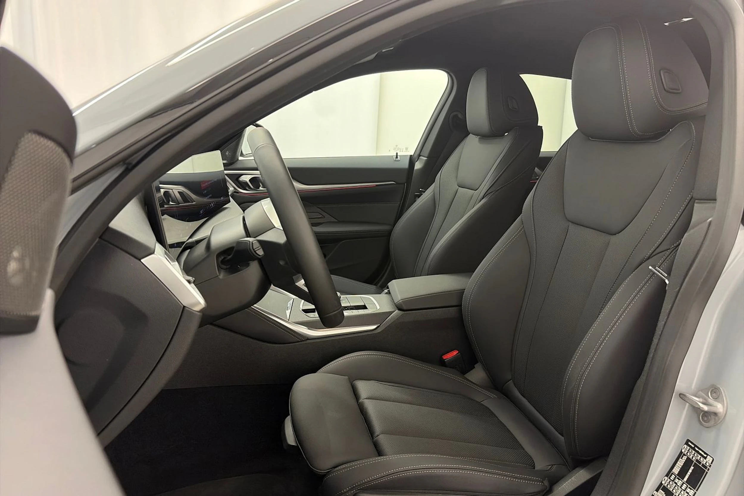 Harmaa BMW i4 M60 2026 kuva 14.