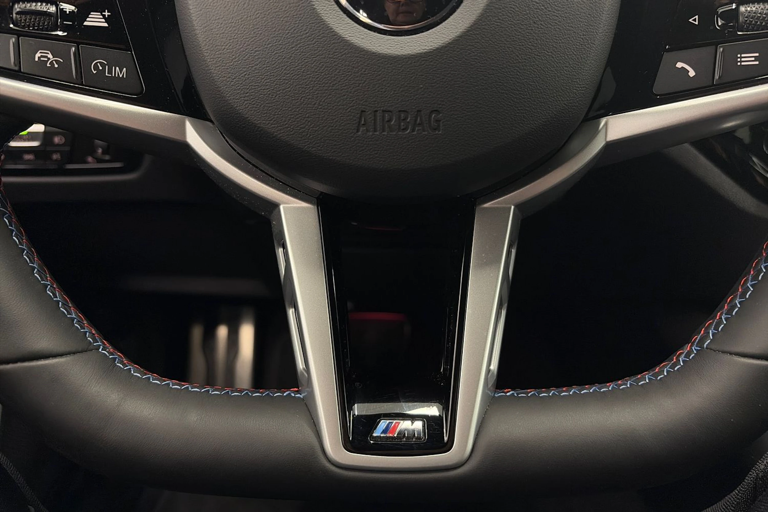 Harmaa BMW i4 M60 2026 kuva 24.