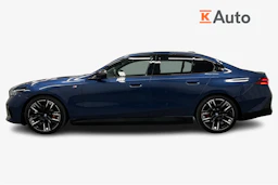 sininen BMW i5 2023 kuva 7.