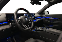 sininen BMW i5 2023 kuva 8.
