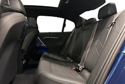 sininen BMW i5 2023 kuva 11.